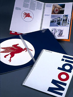 Руководство по визуальной идентичности бренда Mobil Oil (разработано Chermayeff & Geismar & Haviv ), одной из первых визуальных идентичностей, объединяющих логотип, значок, алфавит, цветовую палитру и архитектуру станции.